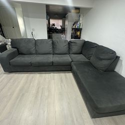 Modern Gray Sectional Sofa w/ Ottoman – Clean & Comfortable / Sofá Seccional Gris Moderno con Ottoman – Muy Cómodo