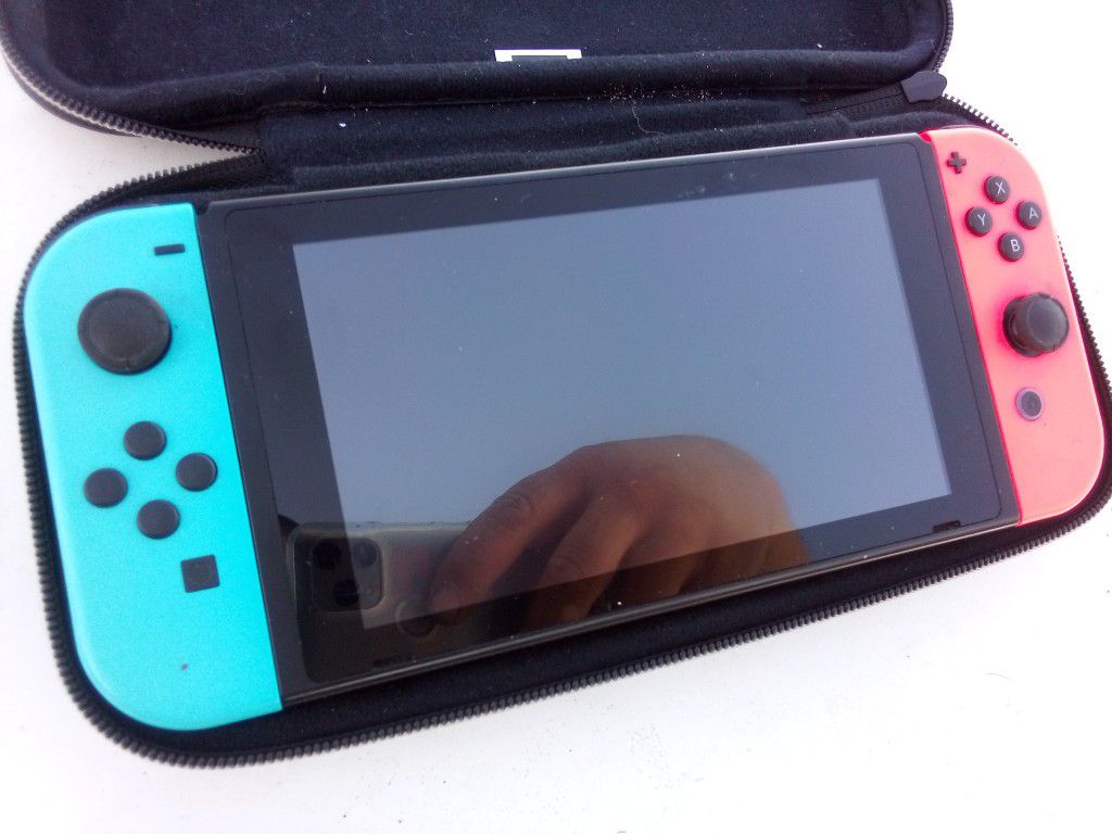 2 Nintendo Switches 