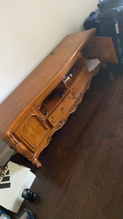 BEAUTIFUL VINTAGE CHERRY WOOD TV/MEDIA STAND WITH CARVINGS