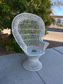Vintage white fiberglass peacock chair ( $10 delivery )