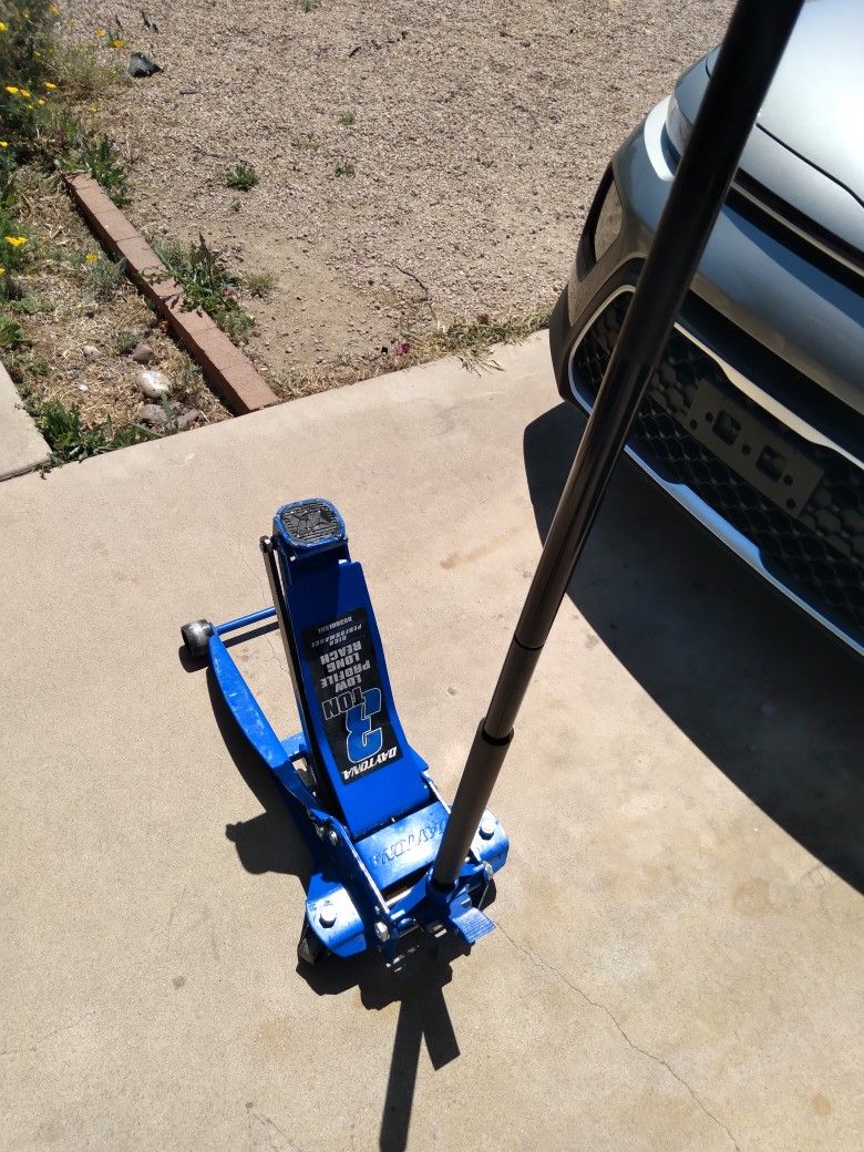 LIKE NEW DAYTONA 3 TON LOW PROFILE LONG REACH FLOOR JACK! 120 for