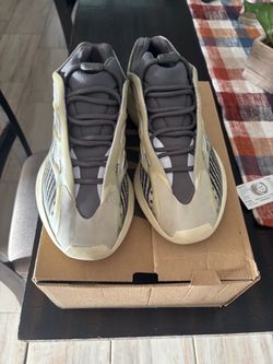 Adidas Yeezy 700 V3 Sneakers