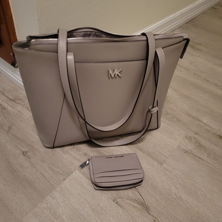 Louis Vuitton Purse for Sale in Wesley Chapel, FL - OfferUp