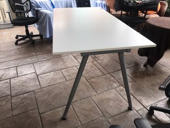Mesa para oficina casi nueva 32H 31W63L tengo 260