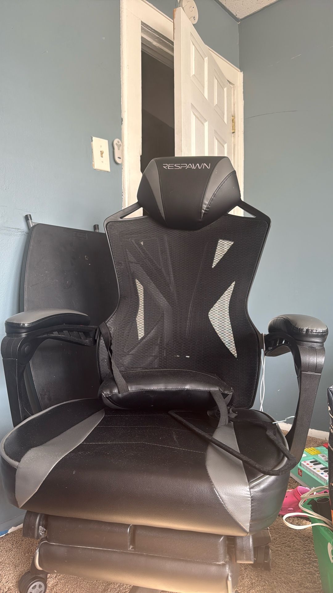 Respawn Gaming Chair With Footrest