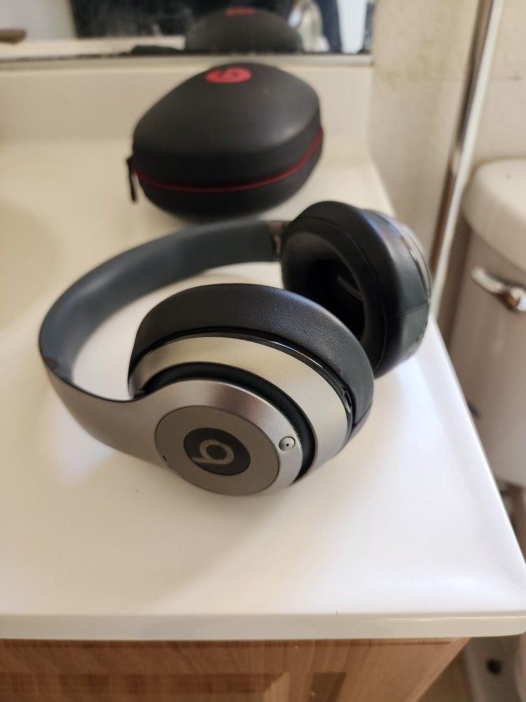 Beats Studio 3 with Case