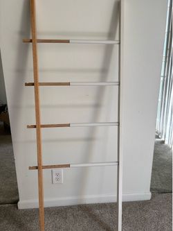 Adjustable towel / blanket rack