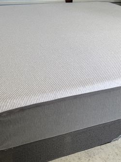 FLOOR MODEL CALIFORNIA KING SIZE MEMORY FOAM COOL GEL MATTRESS ONLY