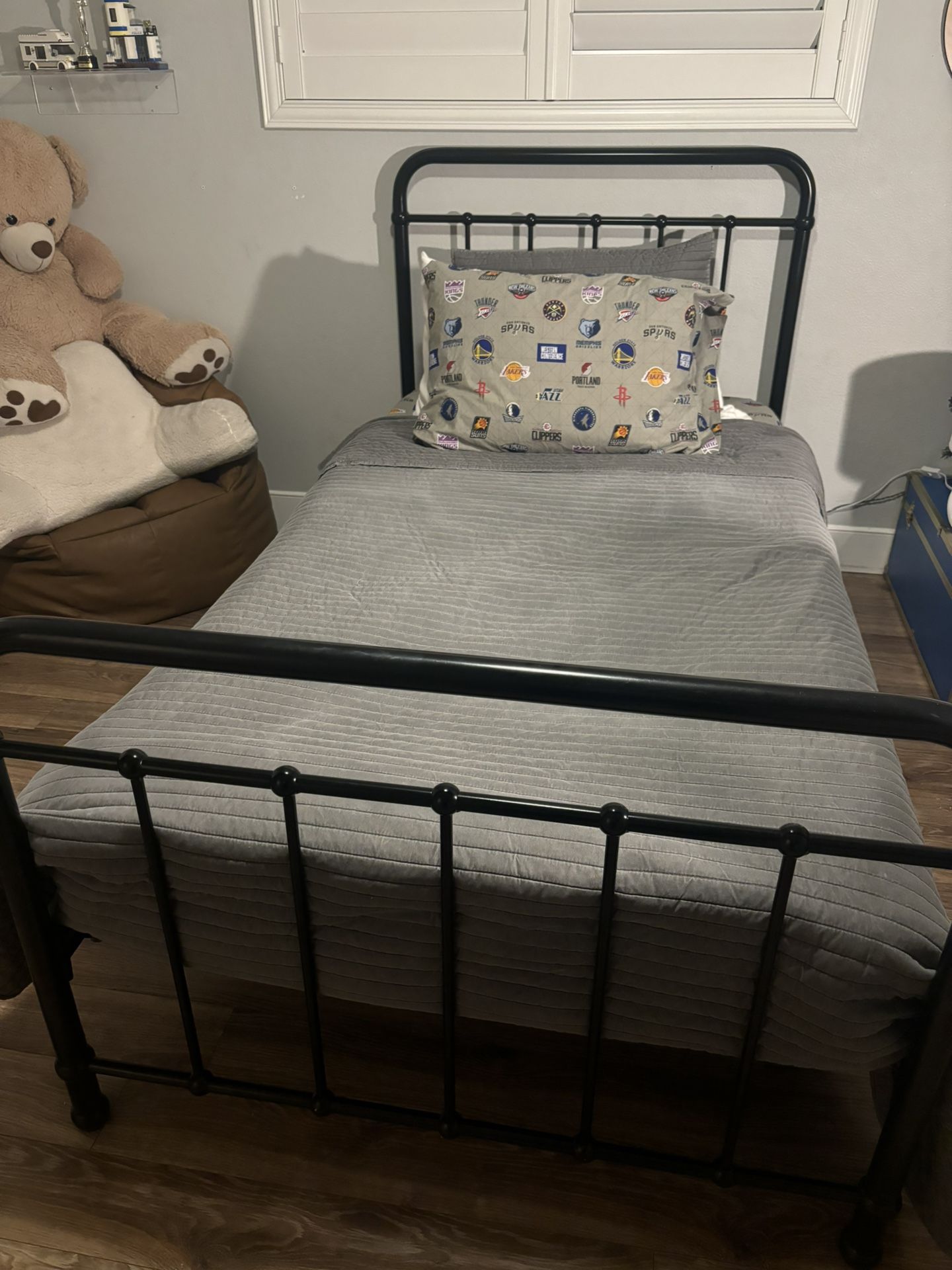 Twin bed with novaform mattress
