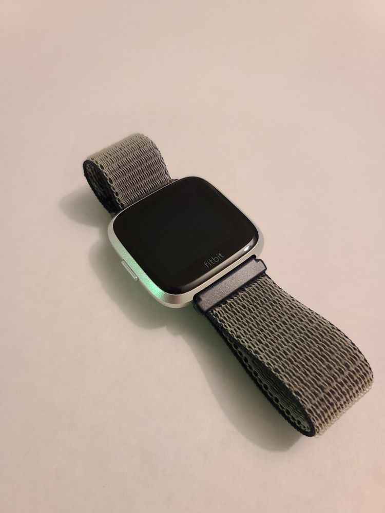 Fitbit Versa Lite: Fitness Smart Watch w/charger
