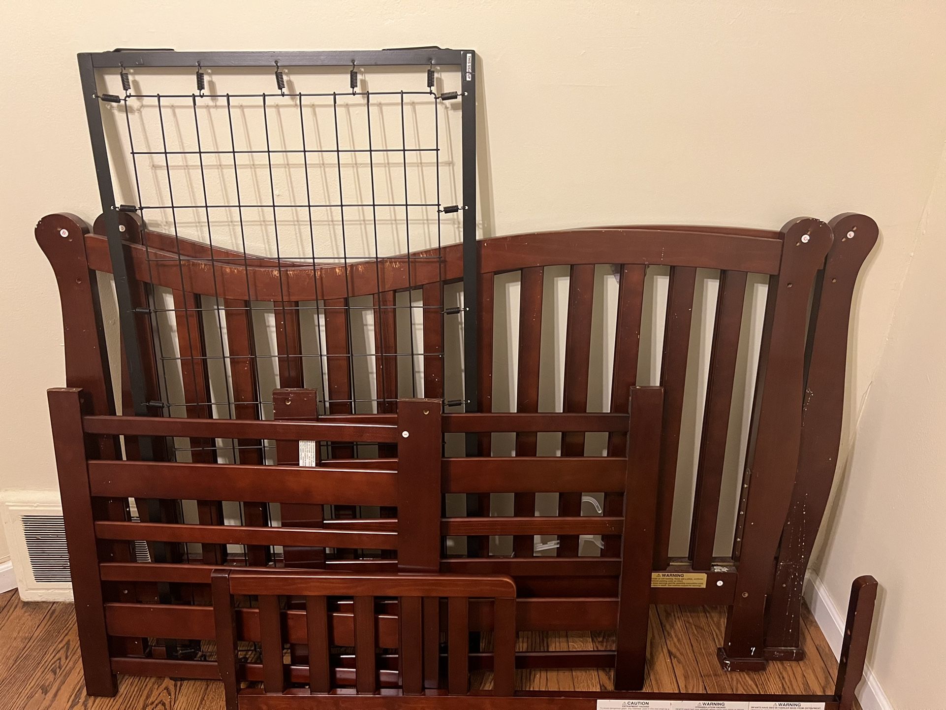 Baby Crib/ Toddler Bed