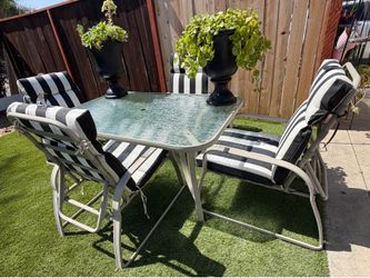 Outside table with 6 chairs 🪑 for only 300 dollars