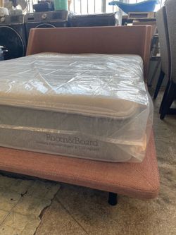 Queen platform bed frame w/matt