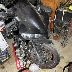 2006 Yamaha YZF-R1 and 2006 Honda CBR1000rr