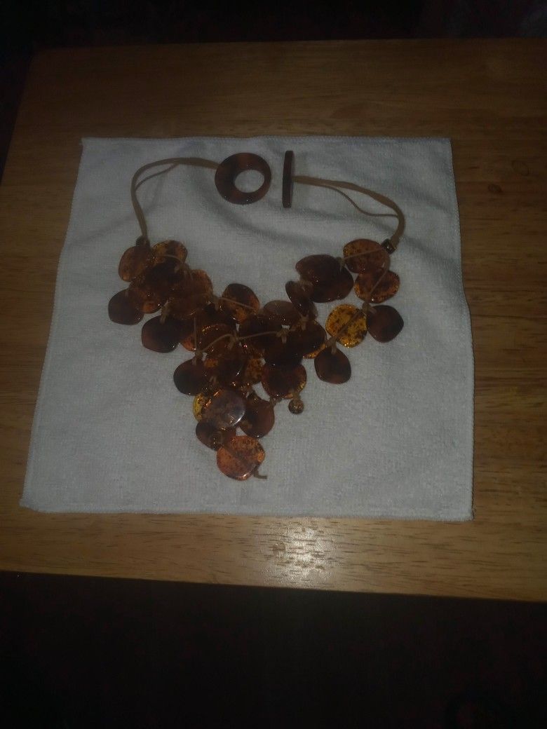 Beautiful Amber Light Weight Easy Clasp Vintage Necklace