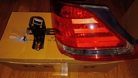 2005 Toyota Avalon Touring Tail Light Cover