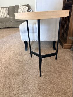 Modern Round Wood Accent Table – Solid Wood Top & Black Metal Base