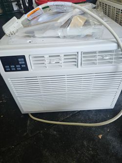 18,000 BTU (DOE) 230 Volts Window Air Conditioner Cools 1000 sq. ft. with Remote in White
