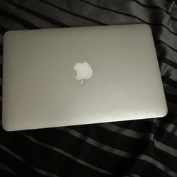 Màc Book Air ( 200$ OBO ) need Gone ASAP