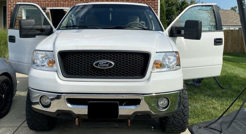 2006 FORD F150   Looks and runs GREAT