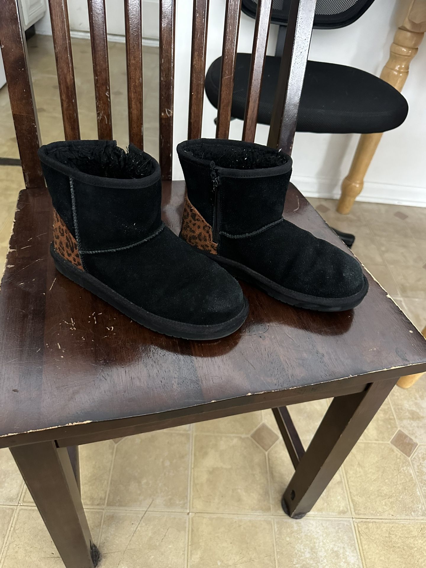 Girl’s Size 2 Koolaburra By Ugg Boots.
