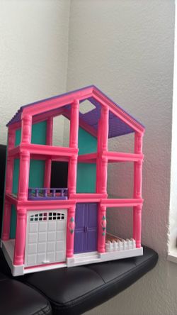 🎀 3-Level Pink Dollhouse – Like New Condition! 🏡