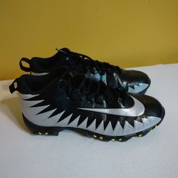 Boys Size 5.5 Football Cleats/ Shoes 