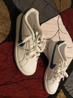Nike tennis shoes