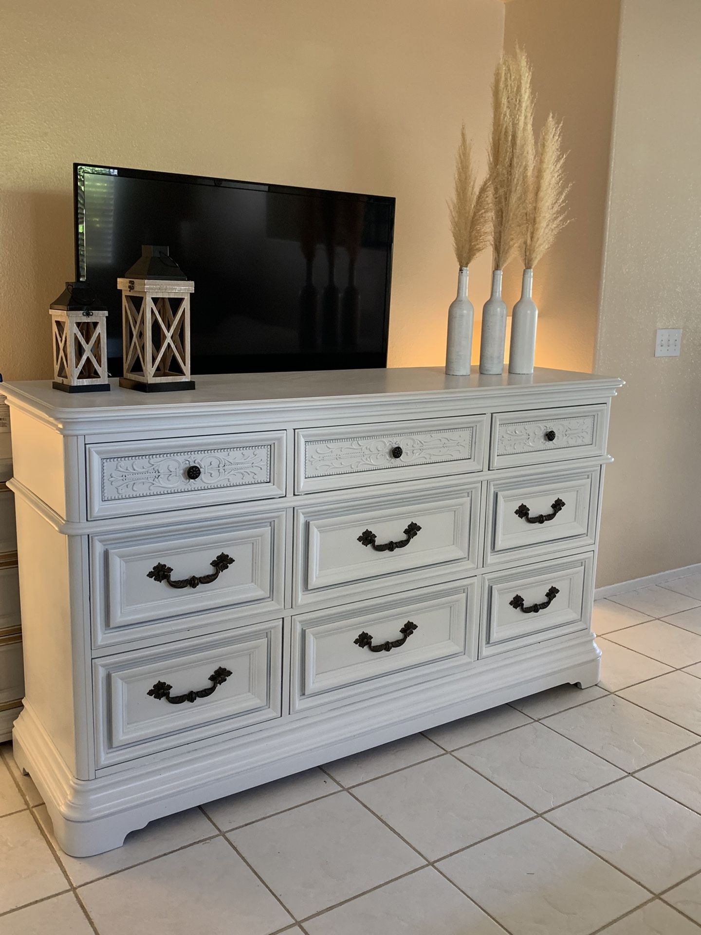 DRESSER