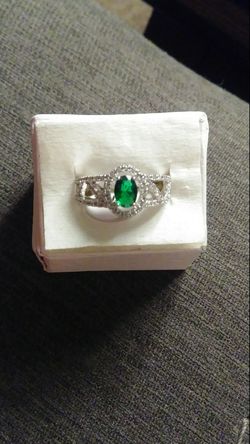 Gorgeous emerald ring .925 sterling silver size 8