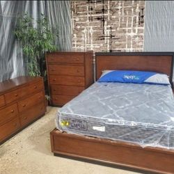 Beautiful Solid Wood 4 Pc Queen Bedroom Set With Storage (New)