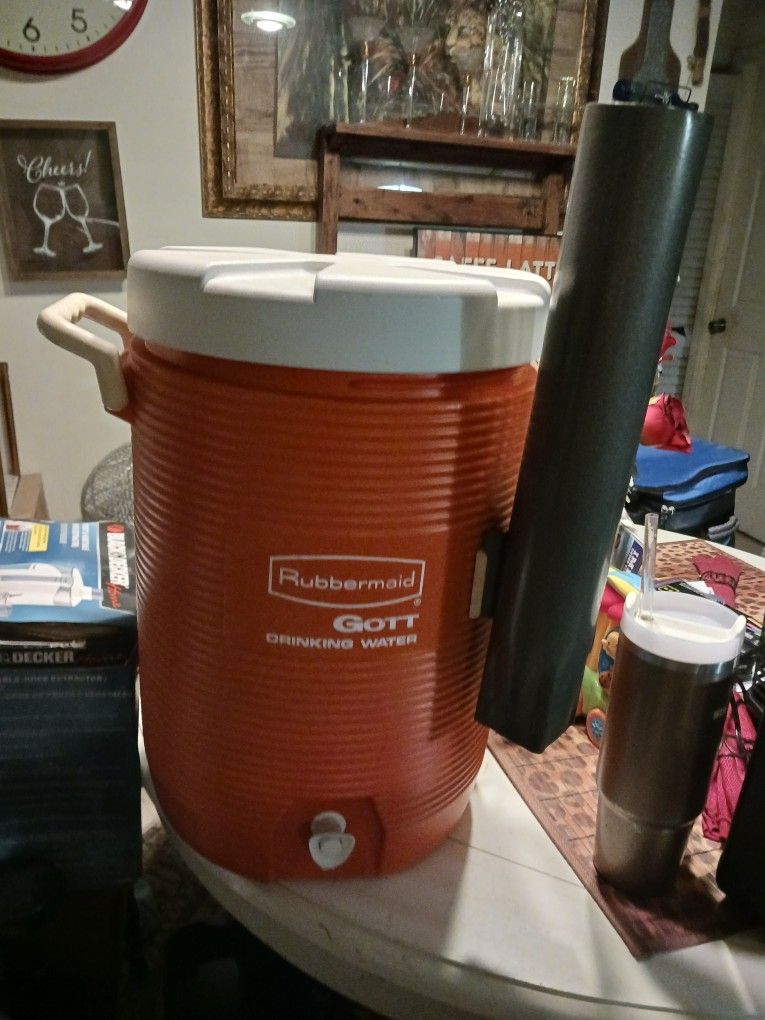 LIKE BRAND NEW RUBBERMAID 10 GAL WATER COOLER 18 FINAL PRICE
