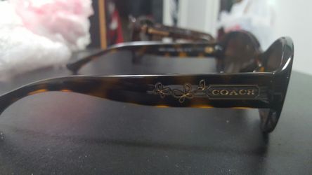 Vendo bonitos lentes de sol para dama marca Coach precio negociable.