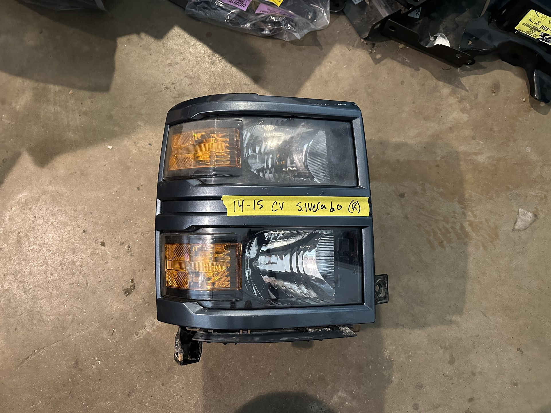 2014, 2015 Chevrolet Silverado Headlight Passenger ( Used Car Parts )
