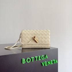 Bottega Veneta Early Autumn 2025 Andiamo Mini Woven Crossbody Bag
