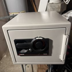 SENTRY SAFE BOX 