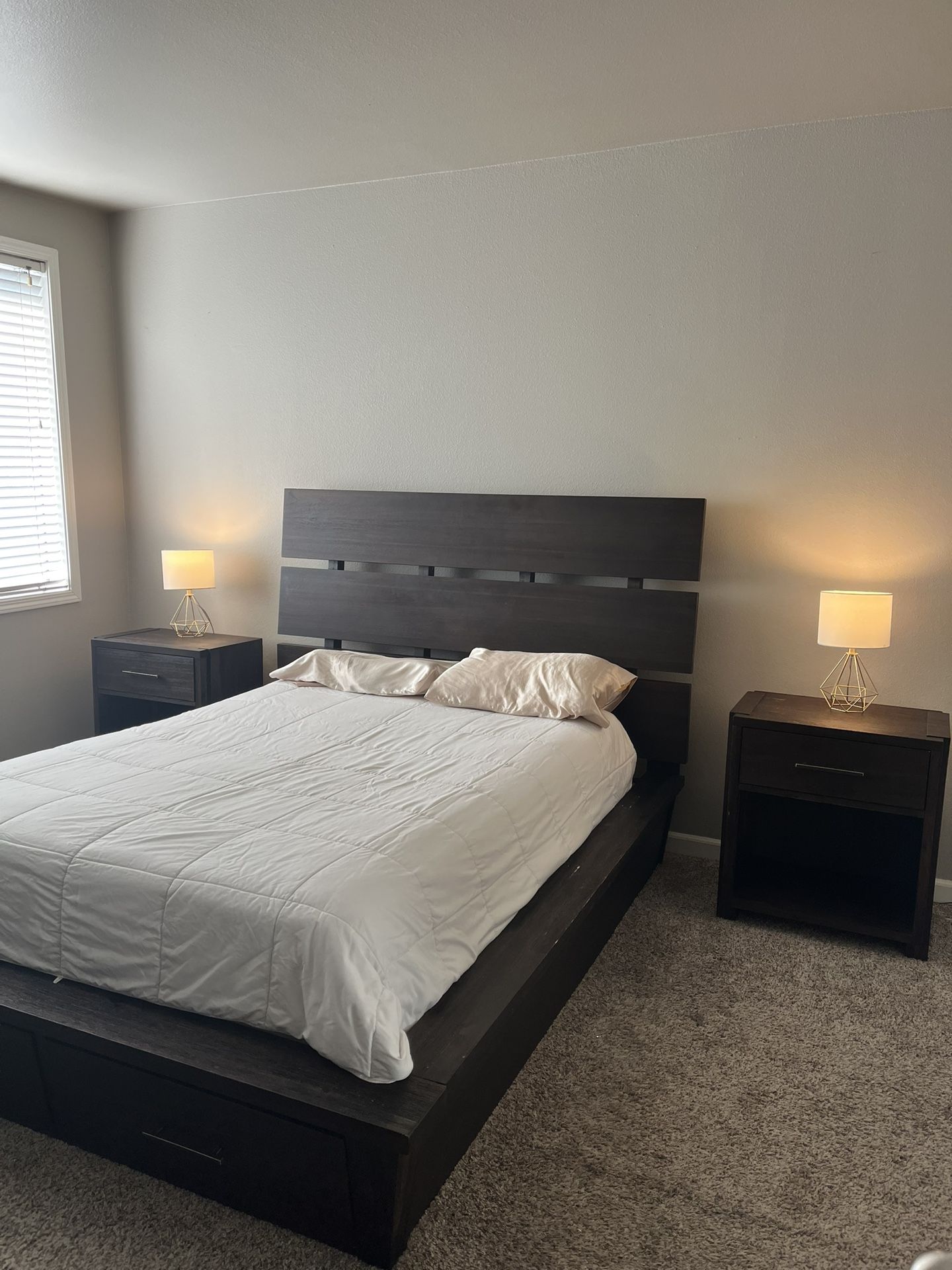 ESTATE SALE!! Queen Size Bedroom Set + Nightstand 