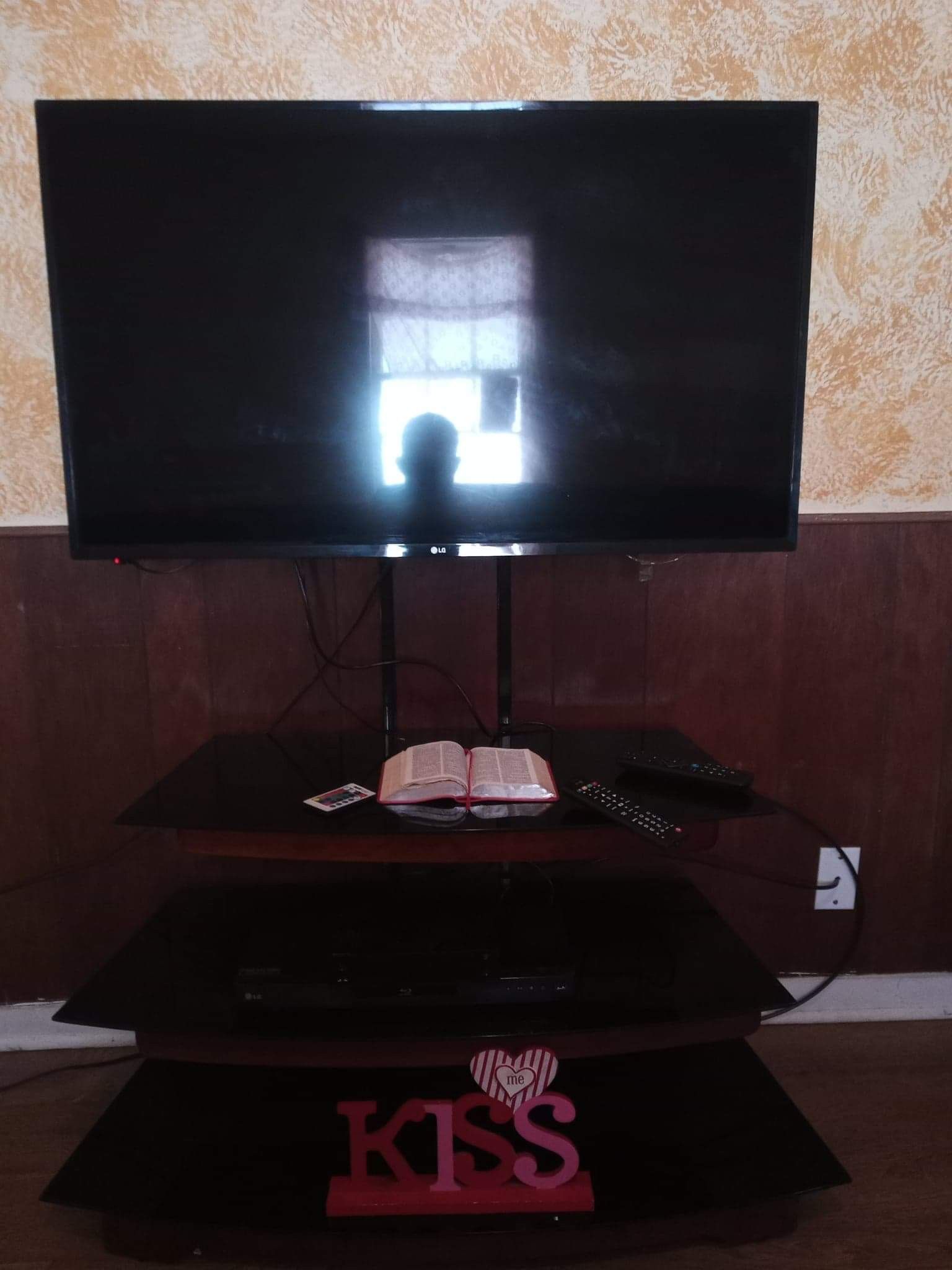 43' Lg tv and stand