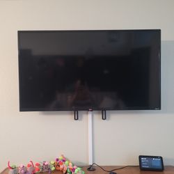 32" onn TV With ROKU Remote And Wall Mount