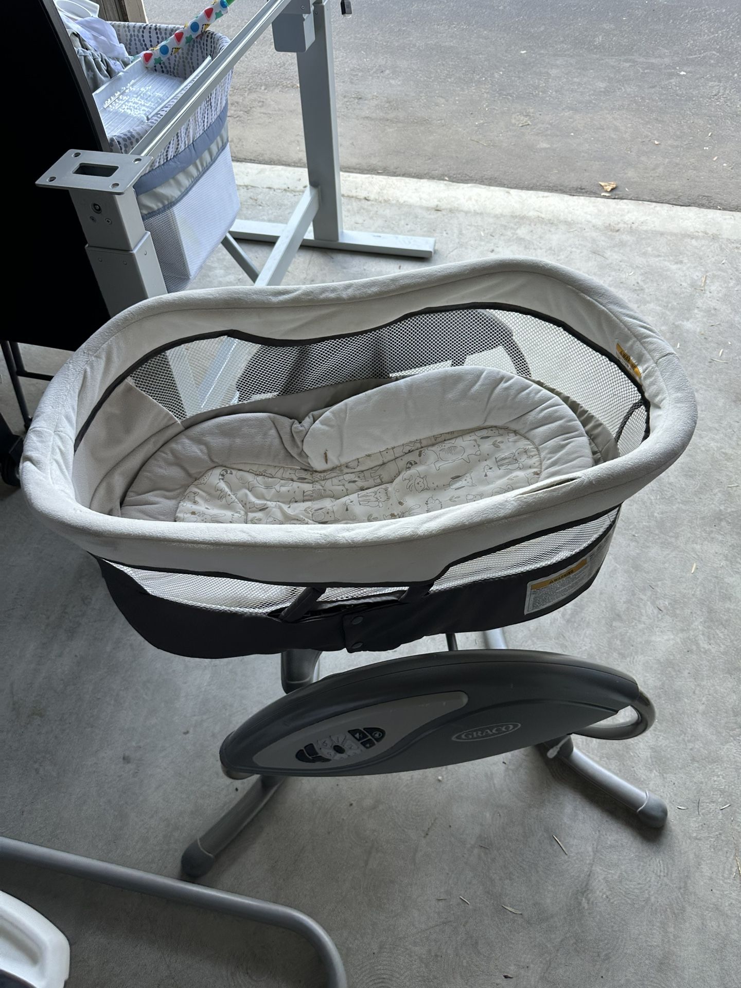 Baby Swinging Bassinet (Graco Brand)