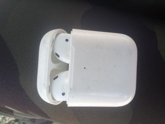 🎧 Apple AirPods + Charging Case