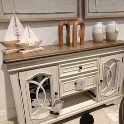 Realyn Chipped White Dining Server
Ashley Furniture$10 Down Payment And Financing Available