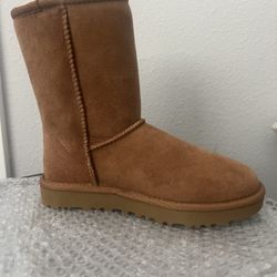 Ugg only the left one is a single boot Woman’s New Classic Short ll 