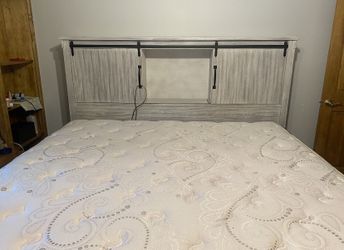 White Wood Texture King Size Bed With Mattress