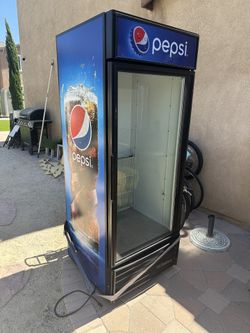 Refrigerator True GDM-23-HC~TSL01 27" GDM Series One Section Glass Door Merchandiser - (1)LeftHinged