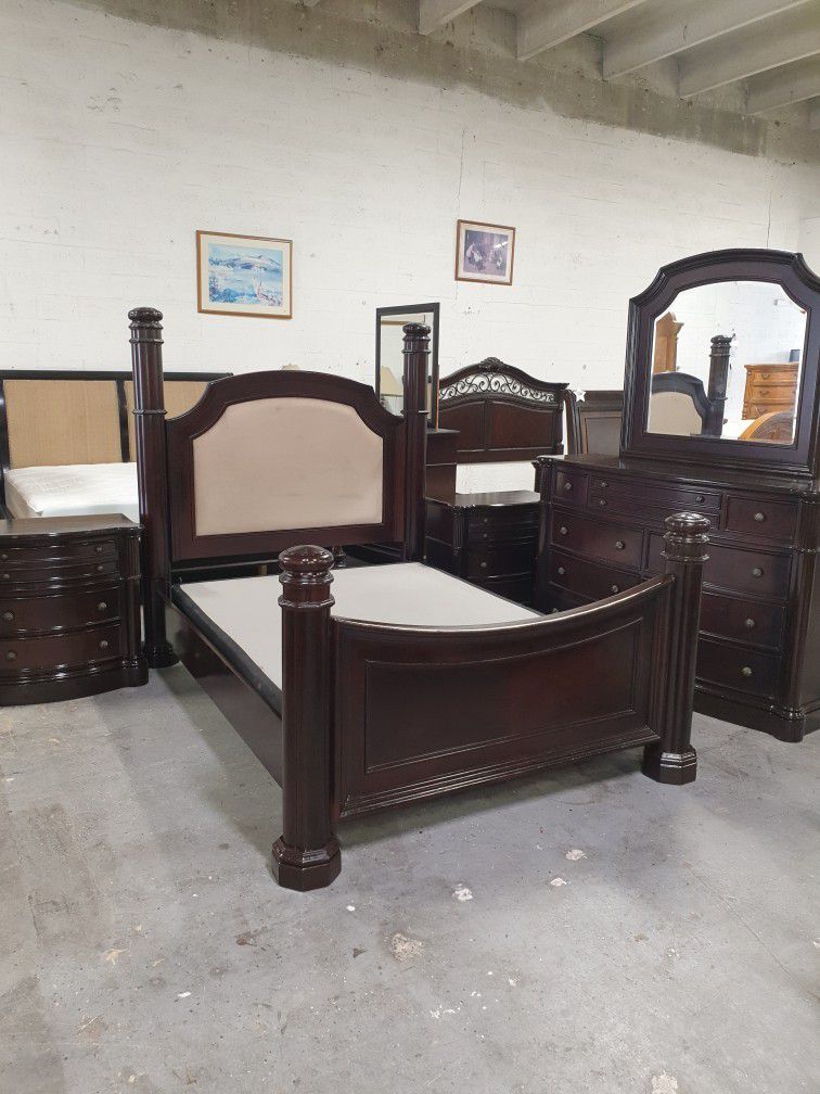 Queen Size Bedroom Set Solid Wood In Excellent Condition 