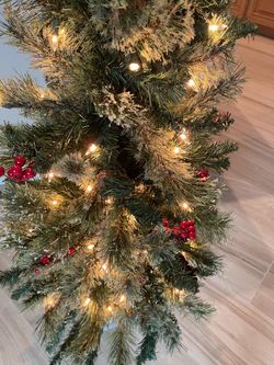 Pre-Lit Artificial Christmas Tree with Berries