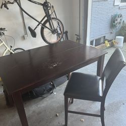 Free Expandable Table With 4 Matching chairs