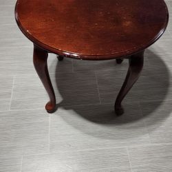 Elegant Wooden Coffee/Side Table