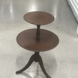 ANTIQUE 2 TIER ROUND SOLID WOOD MAHOGANY CLAW FOOT BUTLER DUMBWAITER END TABLE   Used in good condition with some cosmetic blemishes. These blemishes 